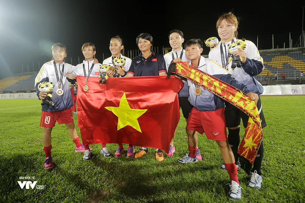 Vỡ oà niềm vui ngày ĐT nữ Việt Nam giành HCV SEA Games 29 - Ảnh 7. Vỡ oà niềm vui ngày ĐT nữ Việt Nam giành HCV SEA Games 29 - Ảnh 7.