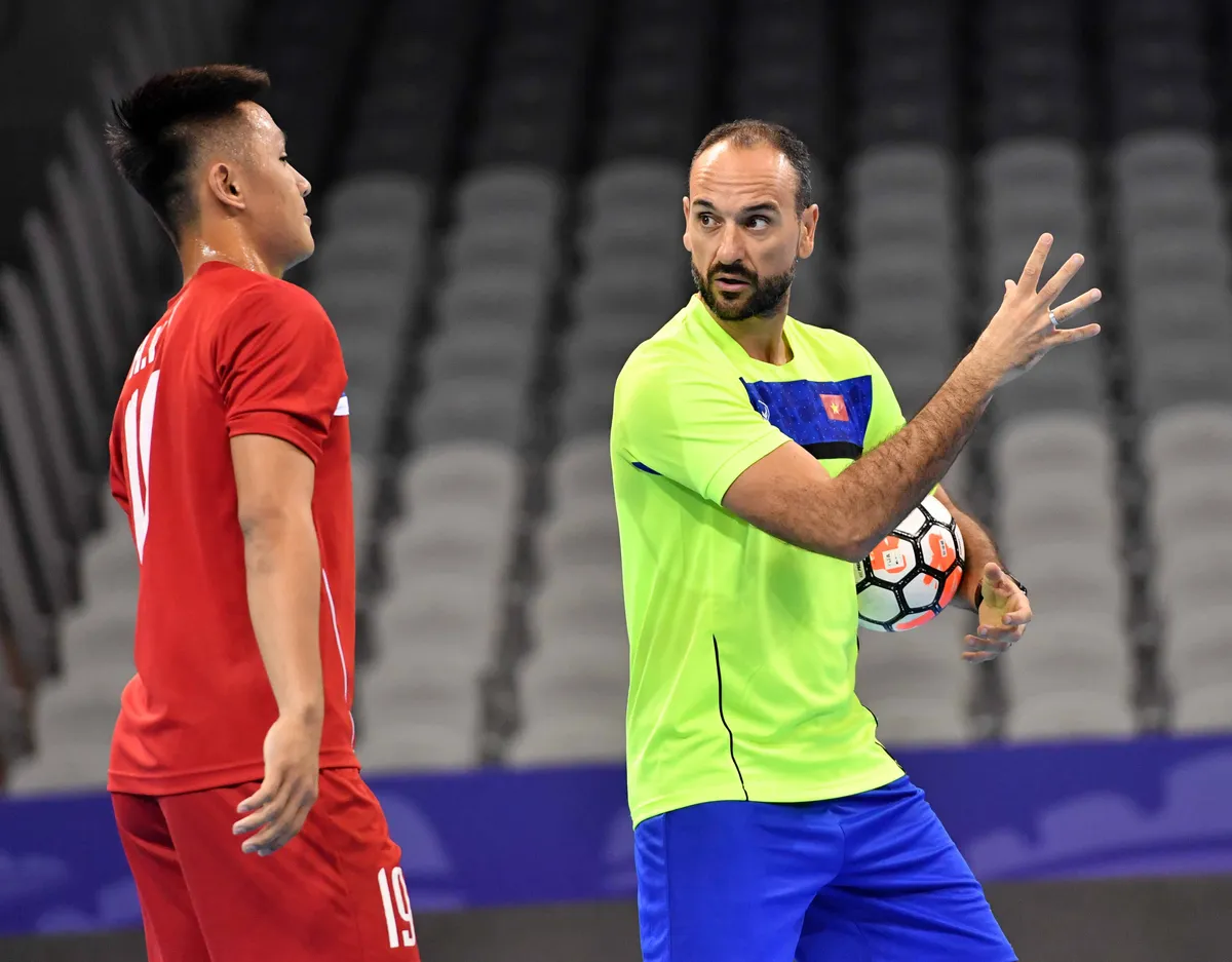 ẢNH: ĐT futsal Việt Nam đã có buổi tập đầu tiên tại Trung Quốc - Ảnh 6. ẢNH: ĐT futsal Việt Nam đã có buổi tập đầu tiên tại Trung Quốc - Ảnh 6.