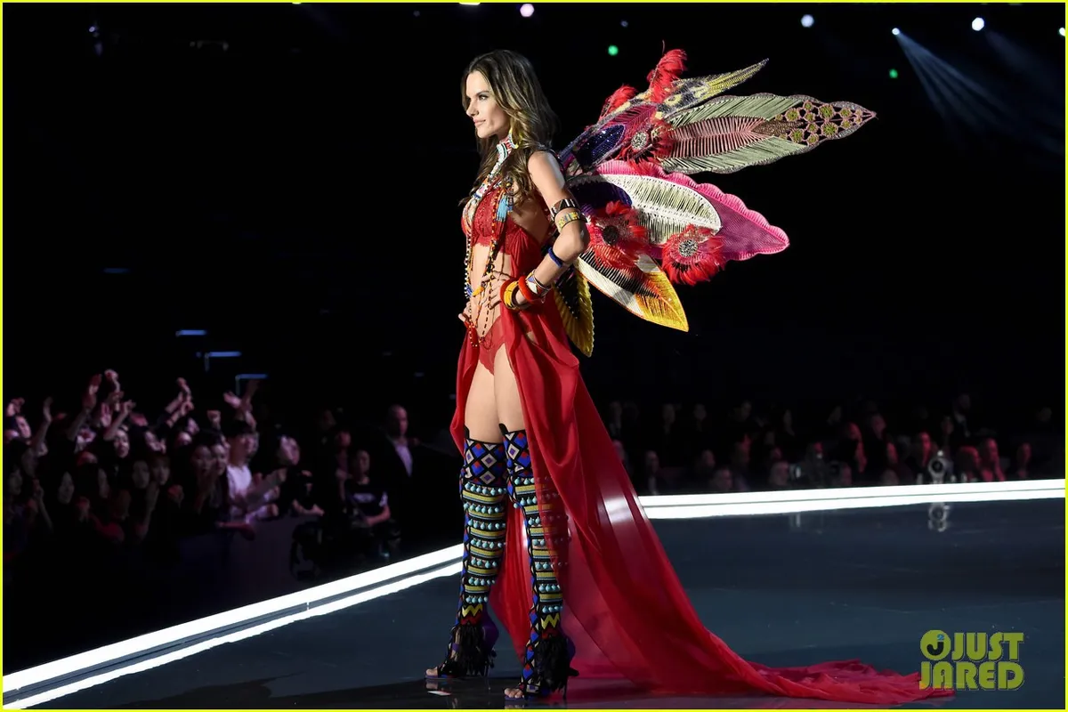 Alessandra Ambrosio xác nhận show 2017 là show cuối cùng với Victorias Secret - Ảnh 4.