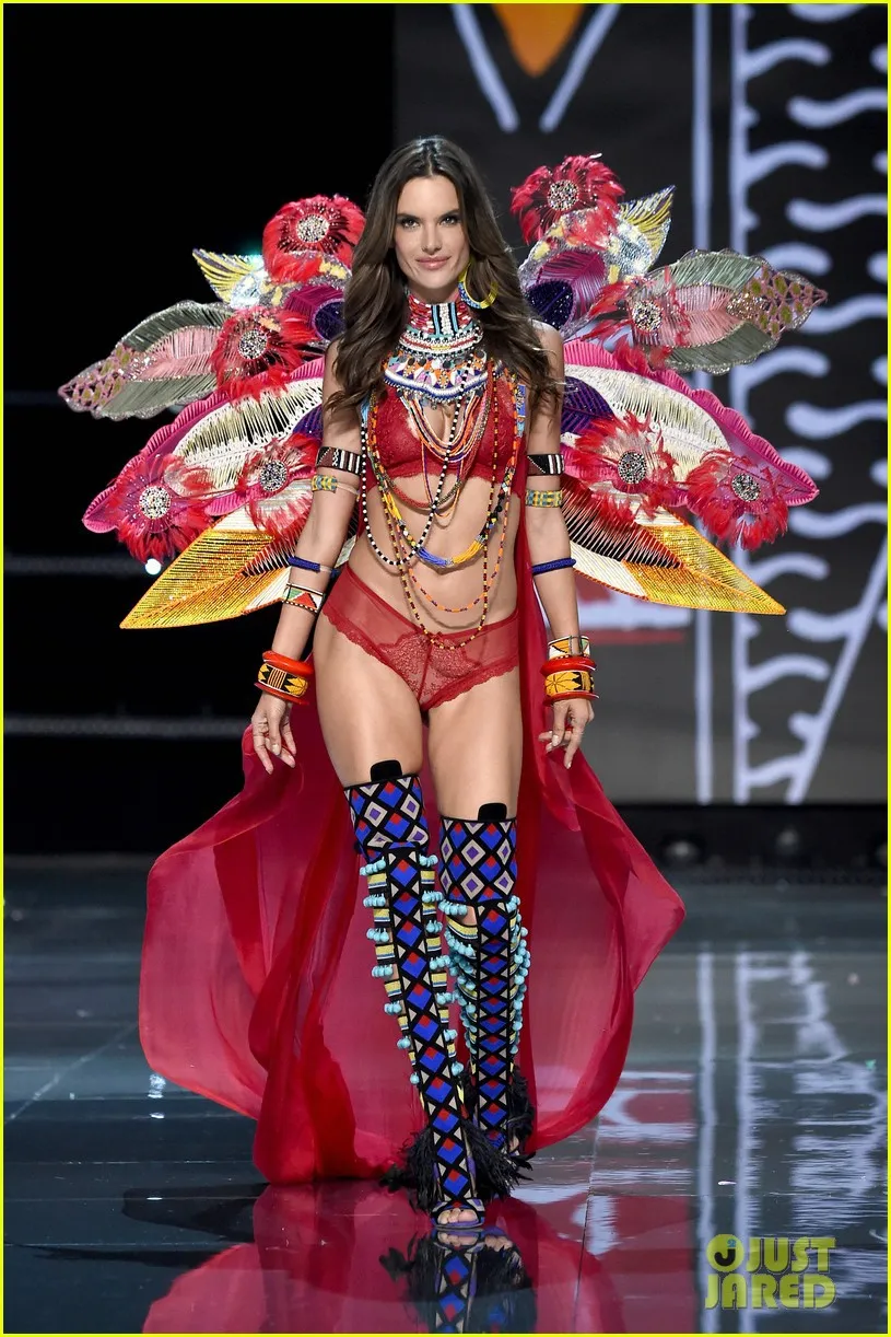 Alessandra Ambrosio xác nhận show 2017 là show cuối cùng với Victorias Secret - Ảnh 3.