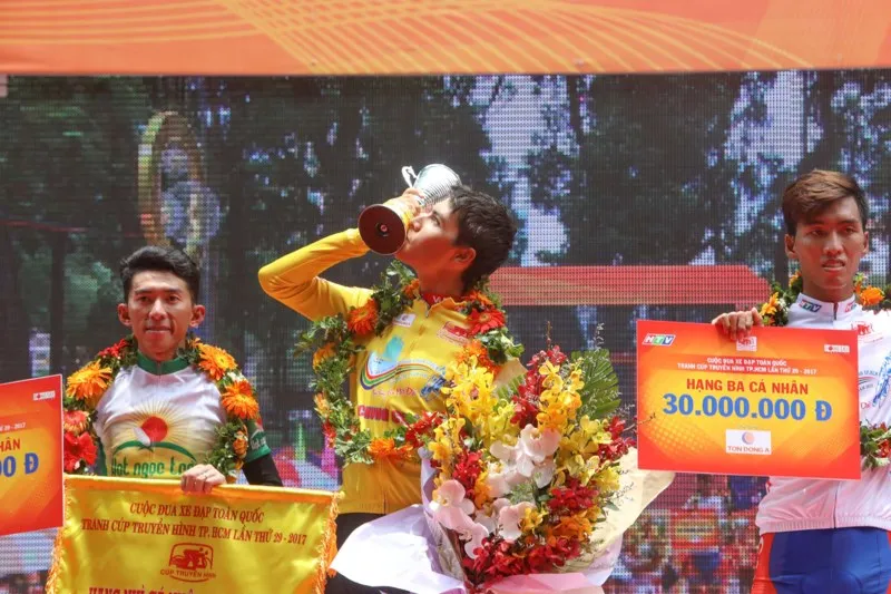 Giải xe đạp cúp truyền hình TP.HCM 2017: Alex Phounsavath giành áo Vàng chung cuộc - Ảnh 2. Giải xe đạp cúp truyền hình TP.HCM 2017: Alex Phounsavath giành áo Vàng chung cuộc - Ảnh 2.