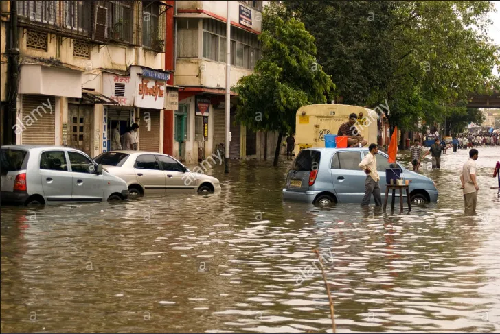 Thành phố Mumbai (Ấn Độ) chìm trong nước lũ - Ảnh 3.