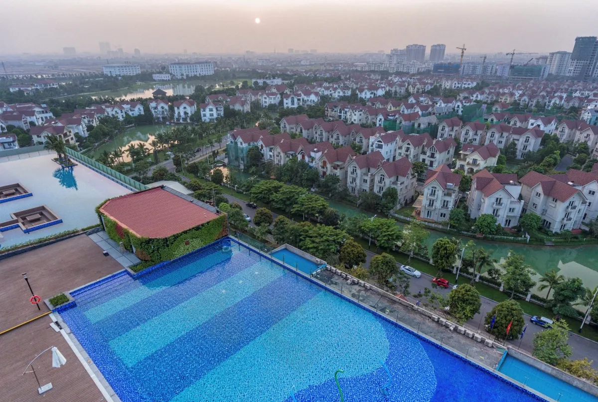 Bể bơi vô cực trên không - Tiện ích sống “độc nhất vô nhị” tại Vinhomes Riverside - Ảnh 2.