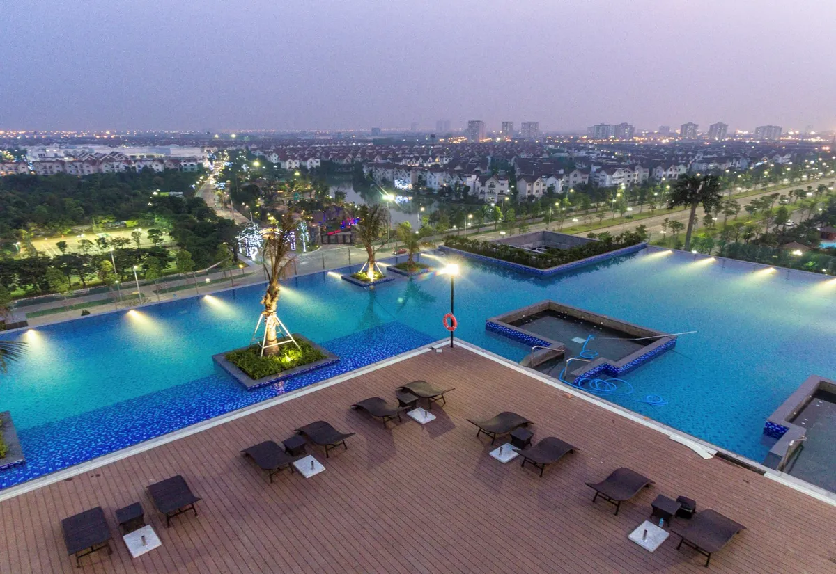 Bể bơi vô cực trên không - Tiện ích sống “độc nhất vô nhị” tại Vinhomes Riverside - Ảnh 6.