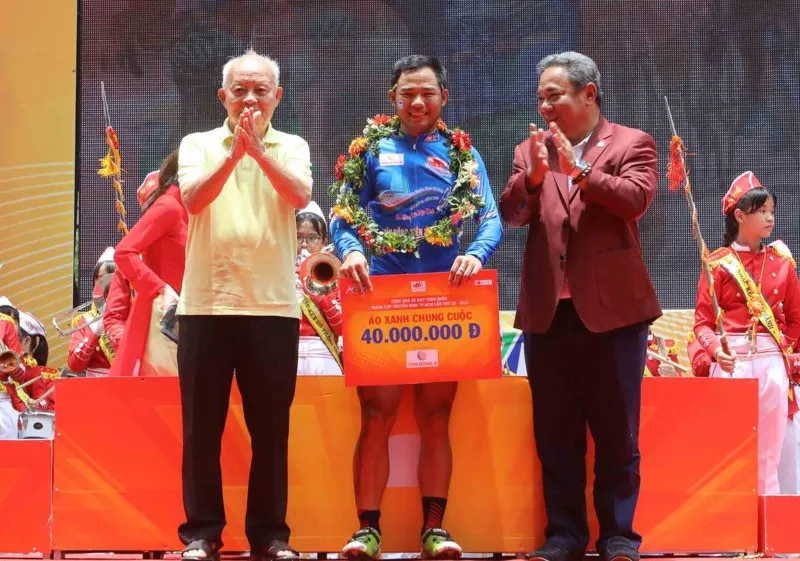 Giải xe đạp cúp truyền hình TP.HCM 2017: Alex Phounsavath giành áo Vàng chung cuộc - Ảnh 3. Giải xe đạp cúp truyền hình TP.HCM 2017: Alex Phounsavath giành áo Vàng chung cuộc - Ảnh 3.