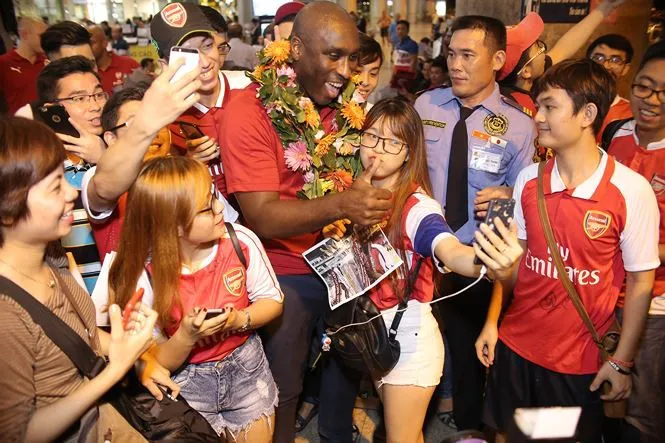 Sol Campbell bất ngờ trước fan h&acirc;m mộ TP Hồ Ch&iacute; Minh - Ảnh 1.