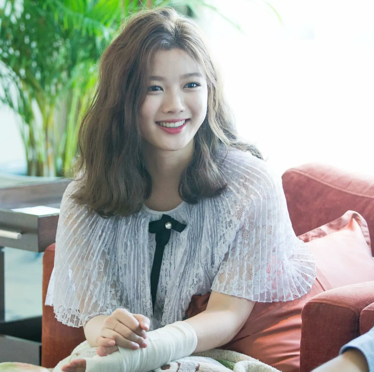 Tay băng bó, Kim Yoo Jung vẫn khiến fan đứng hình vì quá dễ thương - Ảnh 7.