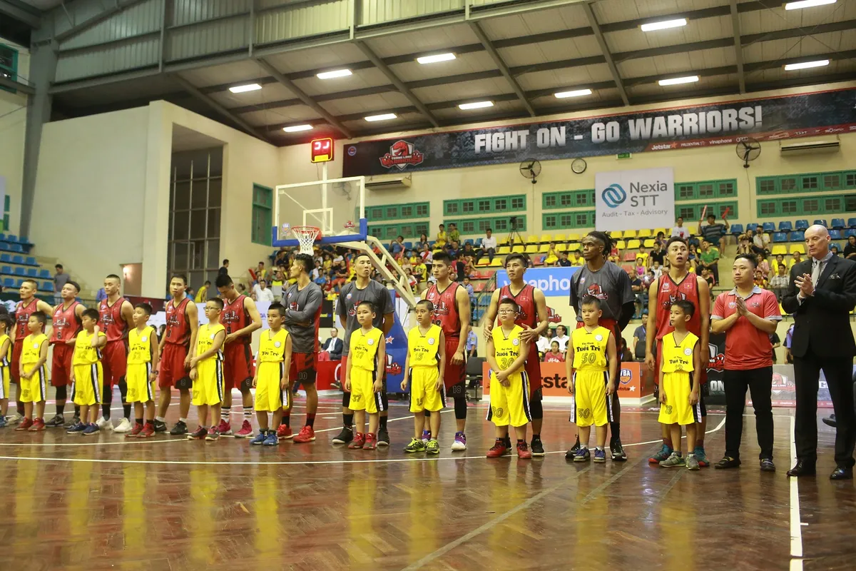 VBA 2017: Thang Long Warriors thắng giòn giã trong trận ra quân - Ảnh 1. VBA 2017: Thang Long Warriors thắng giòn giã trong trận ra quân - Ảnh 1.