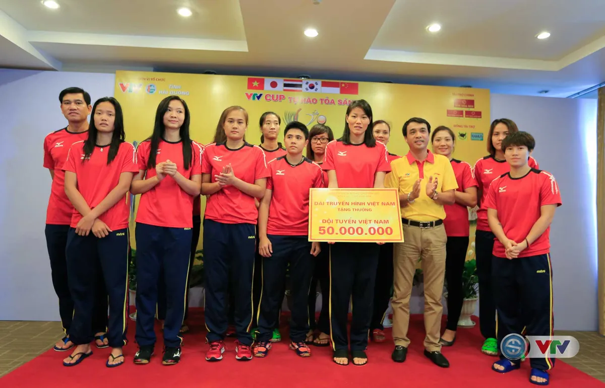 VTV Cup Tôn Hoa Sen 2017: 2 ĐT bóng chuyền nữ Việt Nam nhận sự động viên từ BTC - Ảnh 2. VTV Cup Tôn Hoa Sen 2017: 2 ĐT bóng chuyền nữ Việt Nam nhận sự động viên từ BTC - Ảnh 2.