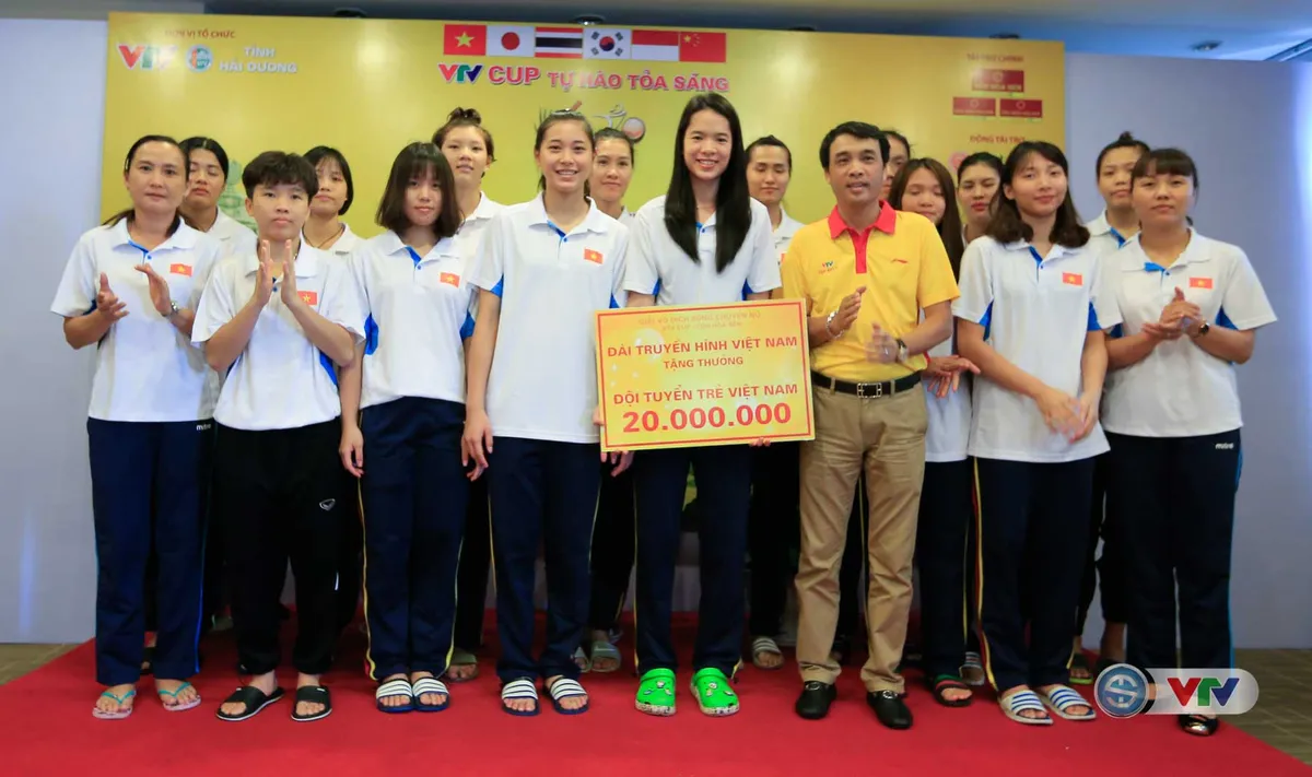 VTV Cup Tôn Hoa Sen 2017: 2 ĐT bóng chuyền nữ Việt Nam nhận sự động viên từ BTC - Ảnh 3. VTV Cup Tôn Hoa Sen 2017: 2 ĐT bóng chuyền nữ Việt Nam nhận sự động viên từ BTC - Ảnh 3.