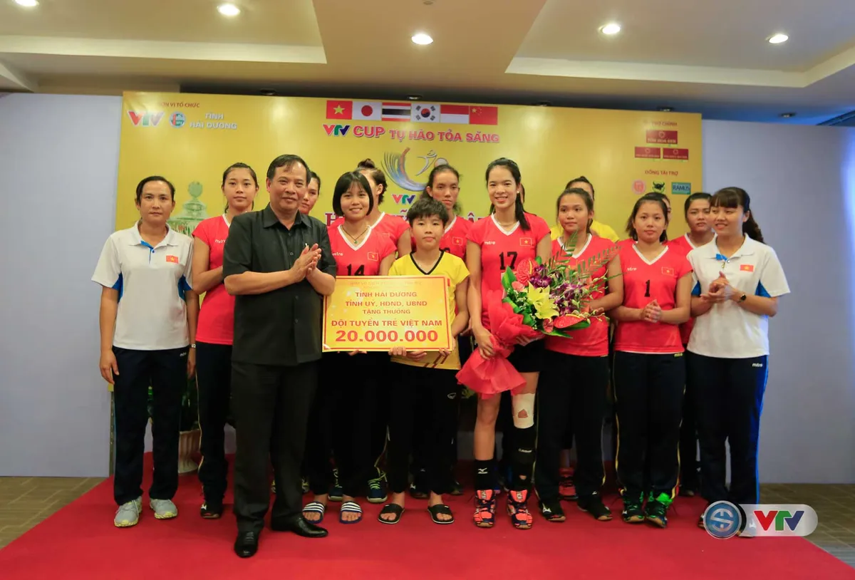 VTV Cup Tôn Hoa Sen 2017: 2 ĐT bóng chuyền nữ Việt Nam nhận sự động viên từ BTC - Ảnh 1. VTV Cup Tôn Hoa Sen 2017: 2 ĐT bóng chuyền nữ Việt Nam nhận sự động viên từ BTC - Ảnh 1.
