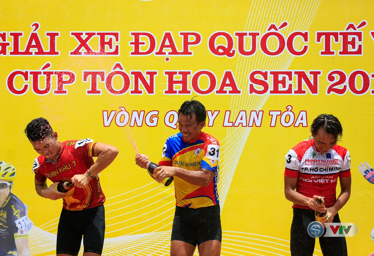 Giải xe đạp quốc tế VTV Cúp Tôn Hoa Sen 2017: Đỗ Tuấn Anh giành chiến thắng chặng 6 - Ảnh 2. Giải xe đạp quốc tế VTV Cúp Tôn Hoa Sen 2017: Đỗ Tuấn Anh giành chiến thắng chặng 6 - Ảnh 2.