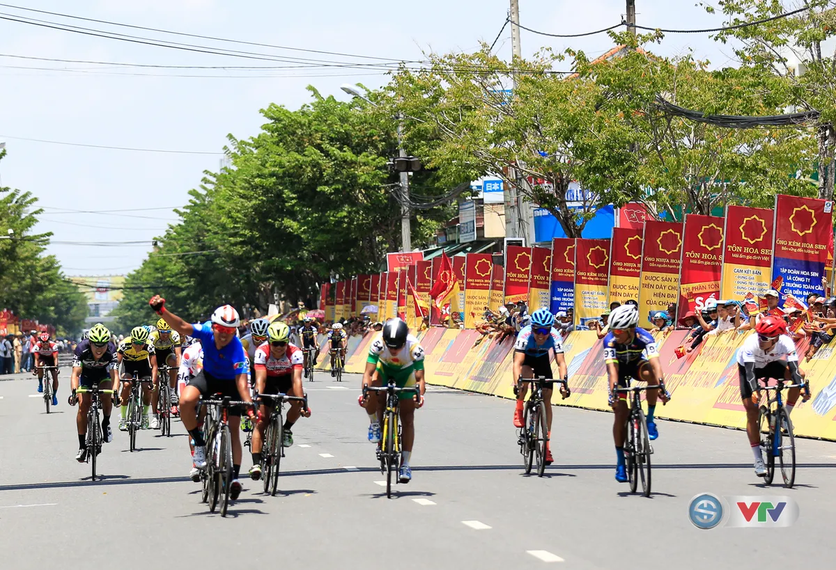 ẢNH: Những khoảnh khắc ấn tượng chặng 7 Giải xe đạp quốc tế VTV Cúp Tôn Hoa Sen 2017, Huế đi Quảng Nam - Ảnh 13. ẢNH: Những khoảnh khắc ấn tượng chặng 7 Giải xe đạp quốc tế VTV Cúp Tôn Hoa Sen 2017, Huế đi Quảng Nam - Ảnh 13.