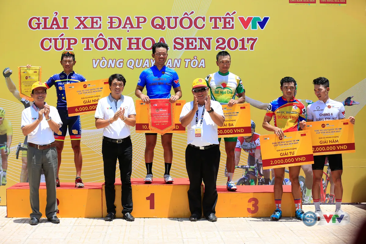 ẢNH: Những khoảnh khắc ấn tượng chặng 7 Giải xe đạp quốc tế VTV Cúp Tôn Hoa Sen 2017, Huế đi Quảng Nam - Ảnh 15. ẢNH: Những khoảnh khắc ấn tượng chặng 7 Giải xe đạp quốc tế VTV Cúp Tôn Hoa Sen 2017, Huế đi Quảng Nam - Ảnh 15.