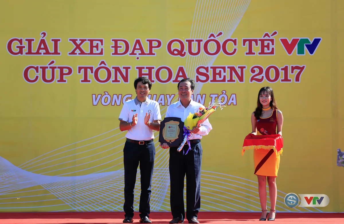 ẢNH: Những khoảnh khắc ấn tượng chặng 8 Giải xe đạp quốc tế VTV Cúp Tôn Hoa Sen 2017 - Ảnh 1. ẢNH: Những khoảnh khắc ấn tượng chặng 8 Giải xe đạp quốc tế VTV Cúp Tôn Hoa Sen 2017 - Ảnh 1.