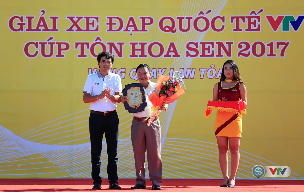 ẢNH: Những khoảnh khắc ấn tượng chặng 8 Giải xe đạp quốc tế VTV Cúp Tôn Hoa Sen 2017 - Ảnh 2. ẢNH: Những khoảnh khắc ấn tượng chặng 8 Giải xe đạp quốc tế VTV Cúp Tôn Hoa Sen 2017 - Ảnh 2.