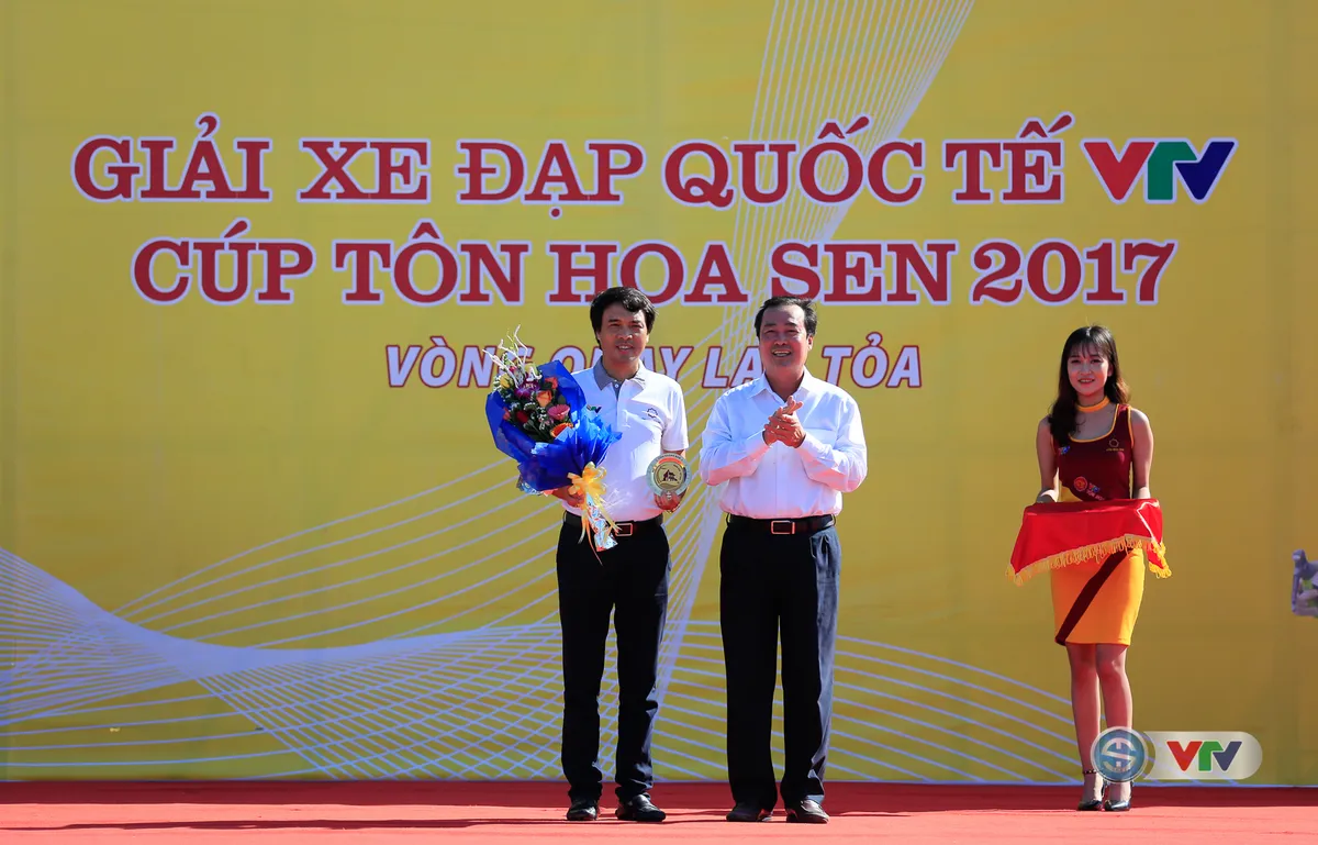 ẢNH: Những khoảnh khắc ấn tượng chặng 8 Giải xe đạp quốc tế VTV Cúp Tôn Hoa Sen 2017 - Ảnh 3. ẢNH: Những khoảnh khắc ấn tượng chặng 8 Giải xe đạp quốc tế VTV Cúp Tôn Hoa Sen 2017 - Ảnh 3.