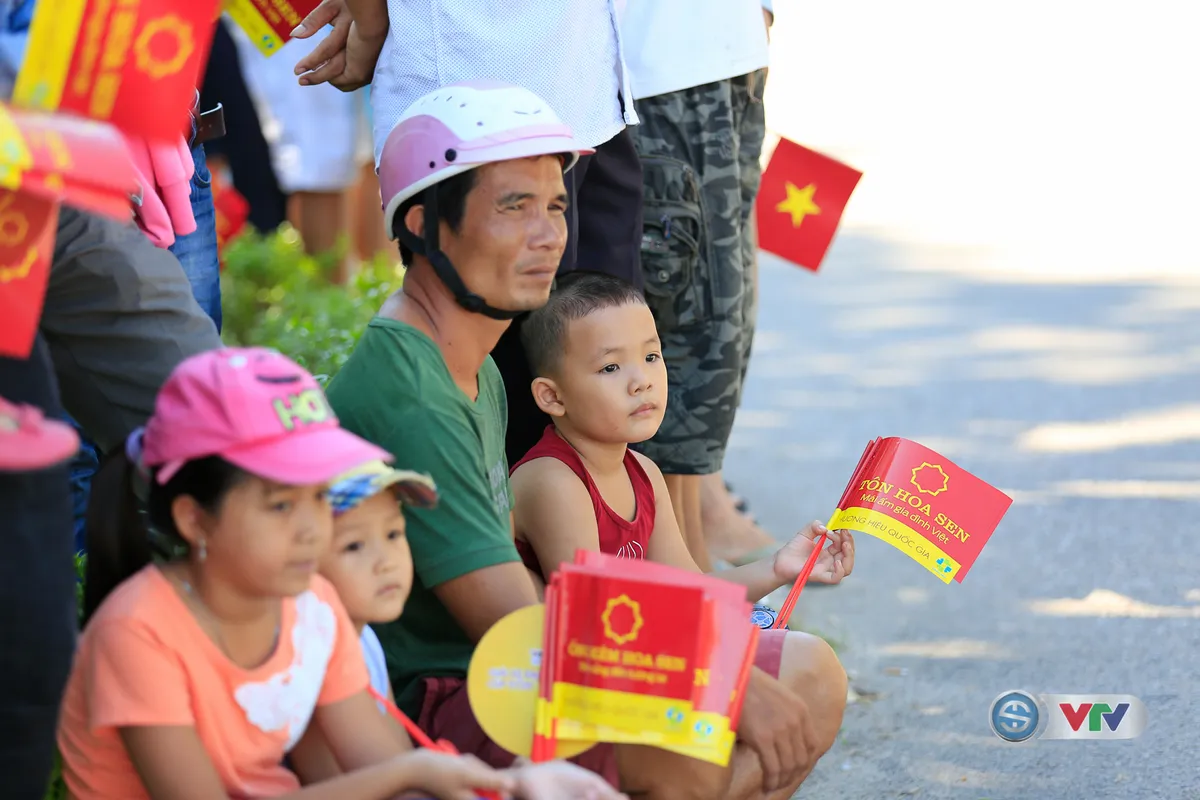 ẢNH: Những khoảnh khắc ấn tượng chặng 8 Giải xe đạp quốc tế VTV Cúp Tôn Hoa Sen 2017 - Ảnh 9. ẢNH: Những khoảnh khắc ấn tượng chặng 8 Giải xe đạp quốc tế VTV Cúp Tôn Hoa Sen 2017 - Ảnh 9.
