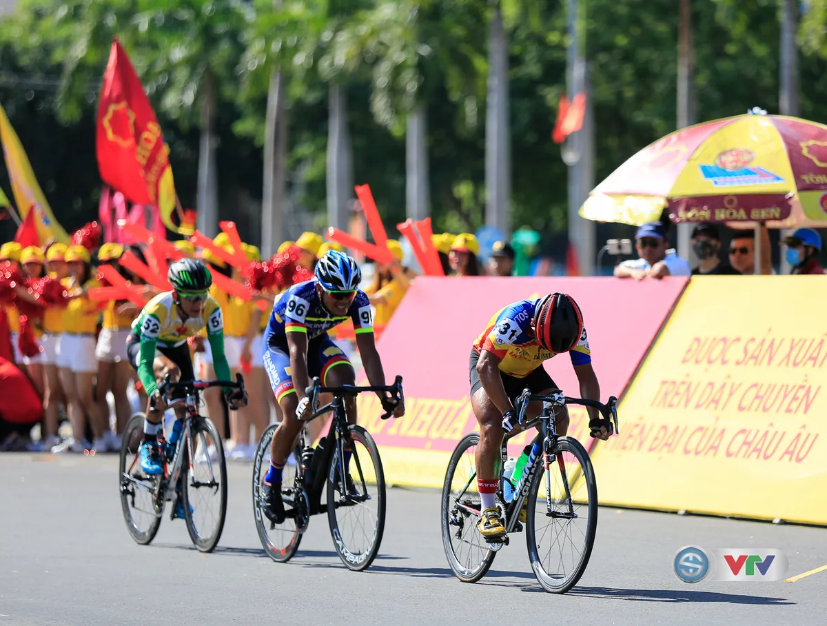 ẢNH: Những khoảnh khắc ấn tượng chặng 8 Giải xe đạp quốc tế VTV Cúp Tôn Hoa Sen 2017 - Ảnh 13. ẢNH: Những khoảnh khắc ấn tượng chặng 8 Giải xe đạp quốc tế VTV Cúp Tôn Hoa Sen 2017 - Ảnh 13.