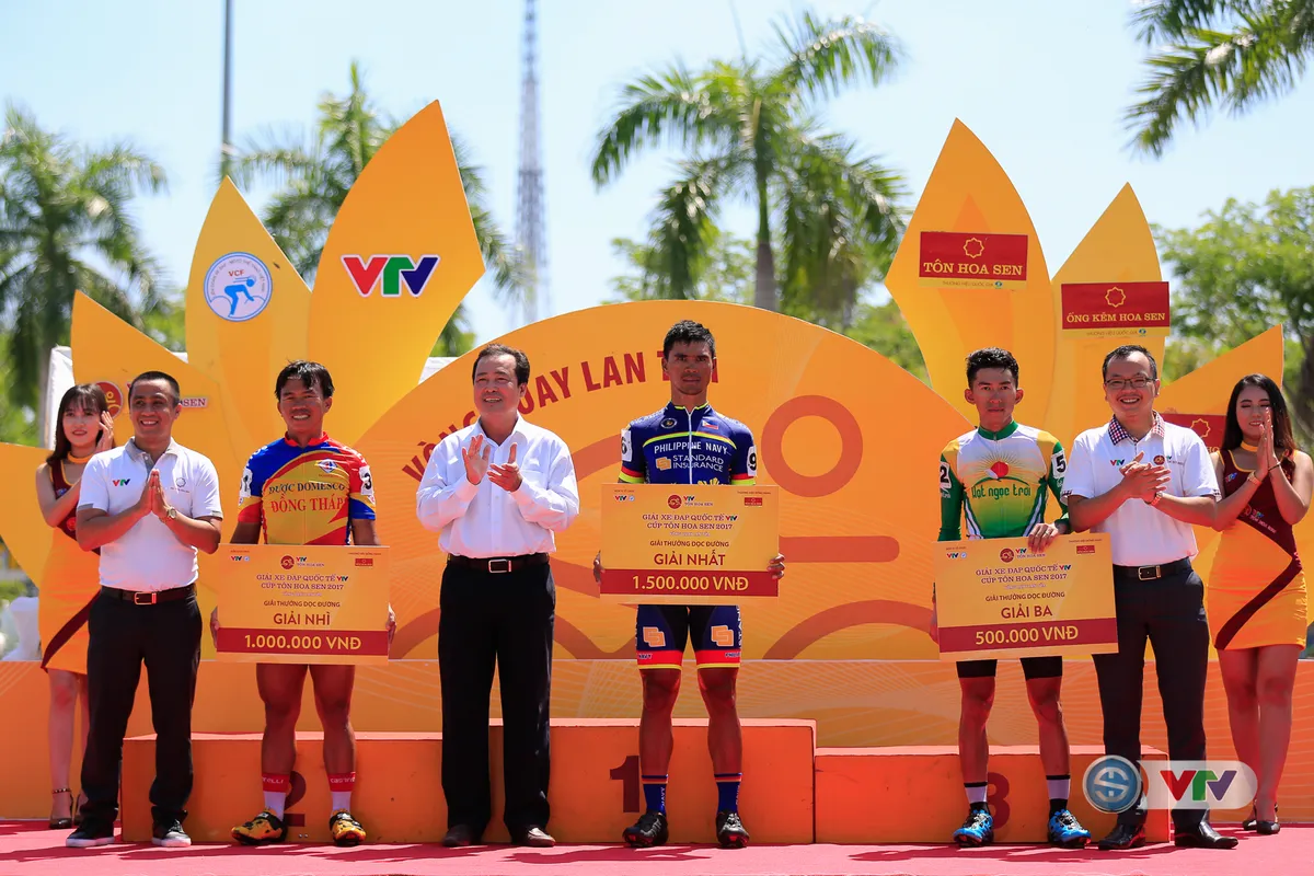 ẢNH: Những khoảnh khắc ấn tượng chặng 8 Giải xe đạp quốc tế VTV Cúp Tôn Hoa Sen 2017 - Ảnh 19. ẢNH: Những khoảnh khắc ấn tượng chặng 8 Giải xe đạp quốc tế VTV Cúp Tôn Hoa Sen 2017 - Ảnh 19.