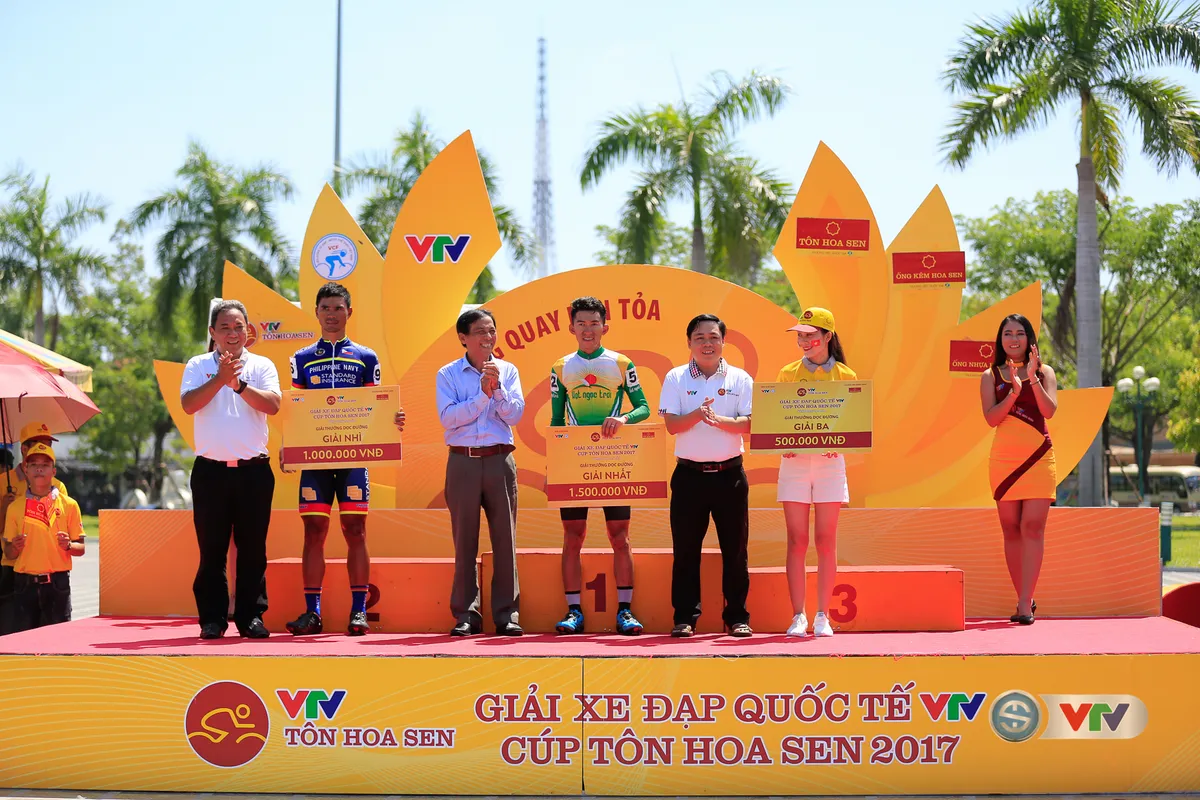 ẢNH: Những khoảnh khắc ấn tượng chặng 8 Giải xe đạp quốc tế VTV Cúp Tôn Hoa Sen 2017 - Ảnh 20. ẢNH: Những khoảnh khắc ấn tượng chặng 8 Giải xe đạp quốc tế VTV Cúp Tôn Hoa Sen 2017 - Ảnh 20.