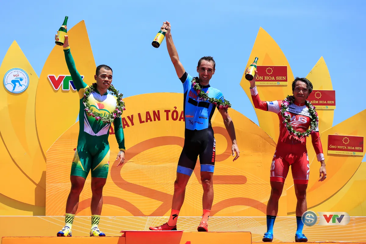 Giải xe đạp quốc tế VTV Cúp Tôn Hoa Sen 2017: Desriac Loic giành chiến thắng chặng 10 - Ảnh 1. Giải xe đạp quốc tế VTV Cúp Tôn Hoa Sen 2017: Desriac Loic giành chiến thắng chặng 10 - Ảnh 1.