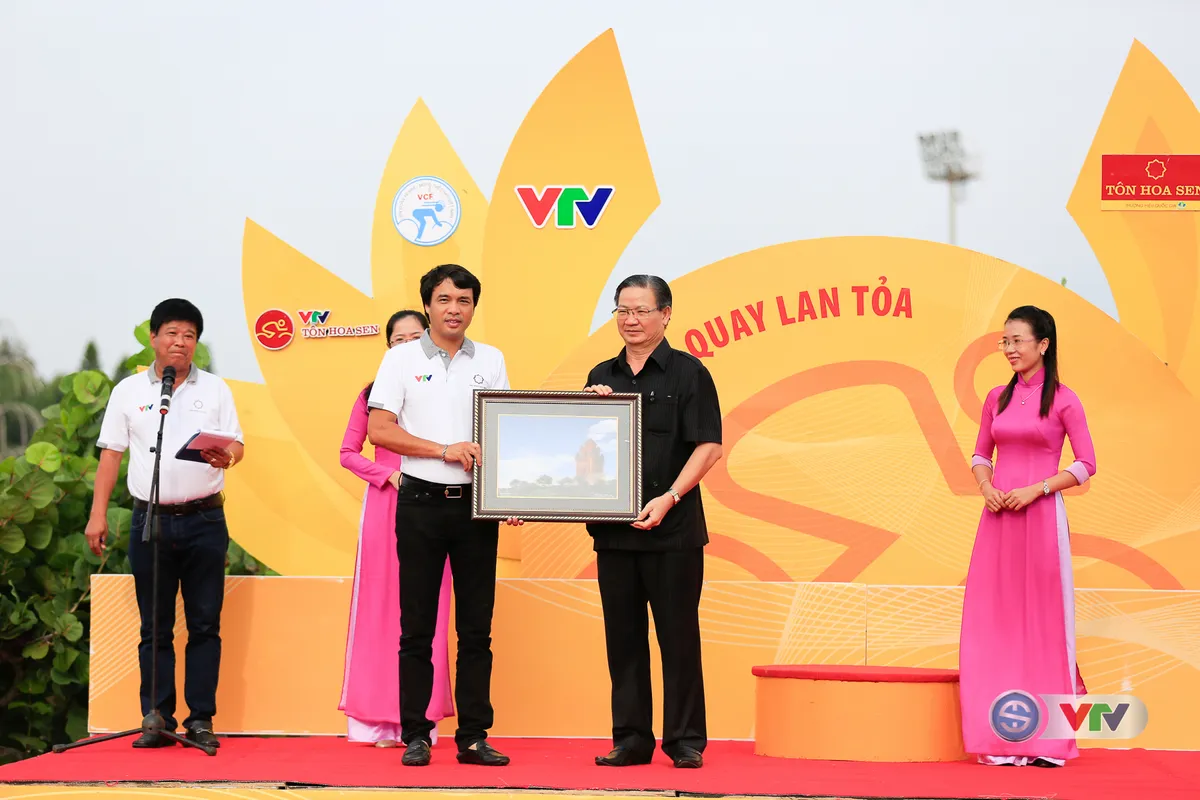 ẢNH: Những khoảnh khắc ấn tượng chặng 11 Giải xe đạp quốc tế VTV Cúp Tôn Hoa Sen 2017 - Ảnh 2. ẢNH: Những khoảnh khắc ấn tượng chặng 11 Giải xe đạp quốc tế VTV Cúp Tôn Hoa Sen 2017 - Ảnh 2.