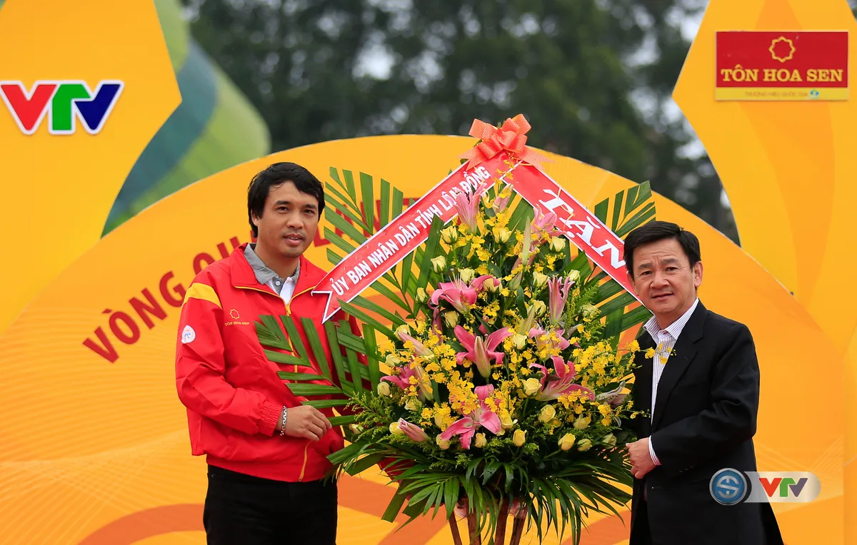 ẢNH: Những khoảnh khắc ấn tượng chặng 13 Giải xe đạp quốc tế VTV Cúp Tôn Hoa Sen 2017 - Ảnh 2. ẢNH: Những khoảnh khắc ấn tượng chặng 13 Giải xe đạp quốc tế VTV Cúp Tôn Hoa Sen 2017 - Ảnh 2.
