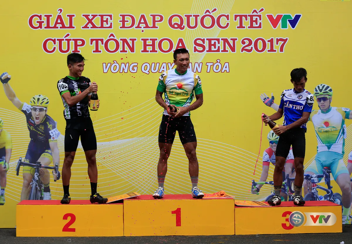 ẢNH: Những khoảnh khắc ấn tượng chặng 13 Giải xe đạp quốc tế VTV Cúp Tôn Hoa Sen 2017 - Ảnh 18. ẢNH: Những khoảnh khắc ấn tượng chặng 13 Giải xe đạp quốc tế VTV Cúp Tôn Hoa Sen 2017 - Ảnh 18.
