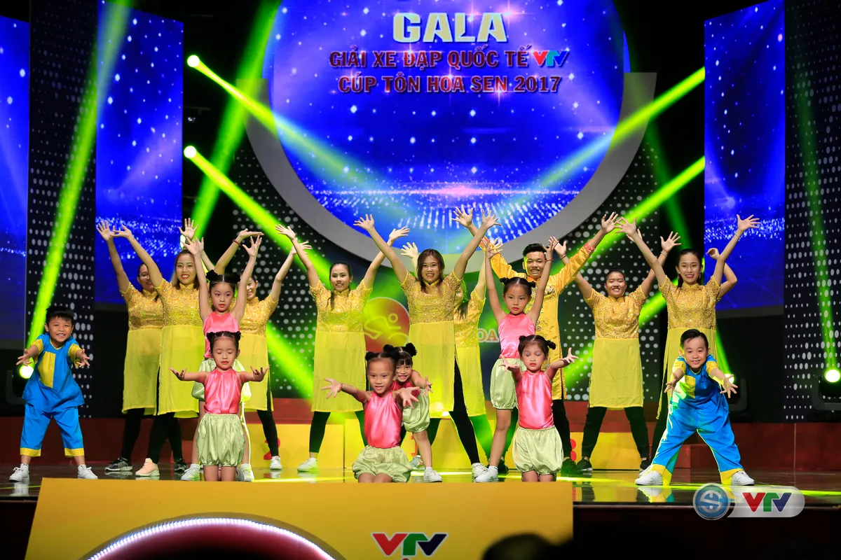 ẢNH: Những khoảnh khắc ấn tượng trong Gala giải xe đạp quốc tế VTV Cúp Tôn Hoa Sen 2017 - Ảnh 2.