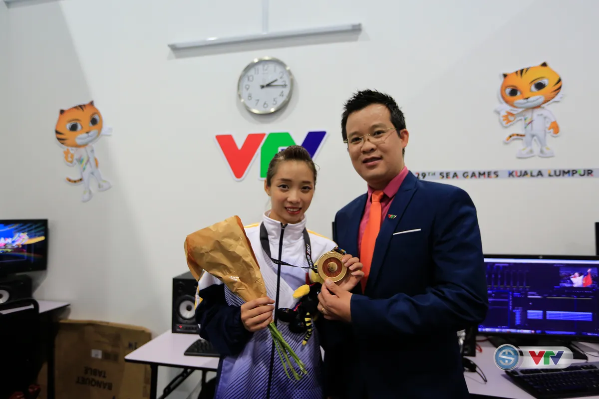 SEA Games 29: Giành HCV đầu tiên cho TTVN, Thuý Vi xuất hiện ấn tượng tại trường quay của VTV ở Malaysia - Ảnh 5.