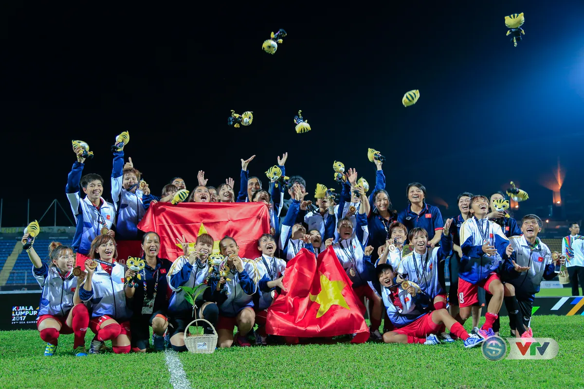 ẢNH: ĐT nữ Việt Nam rạng ngời hạnh phúc với tấm HCV SEA Games 29 - Ảnh 9.