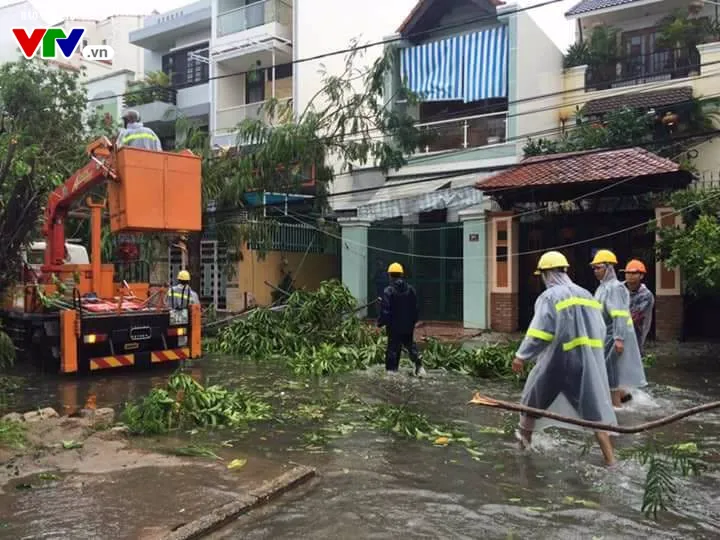 Bão số 12 càn quét Khánh Hòa, nhiều nhà dân bị đổ sập, hư hỏng nặng - Ảnh 3.