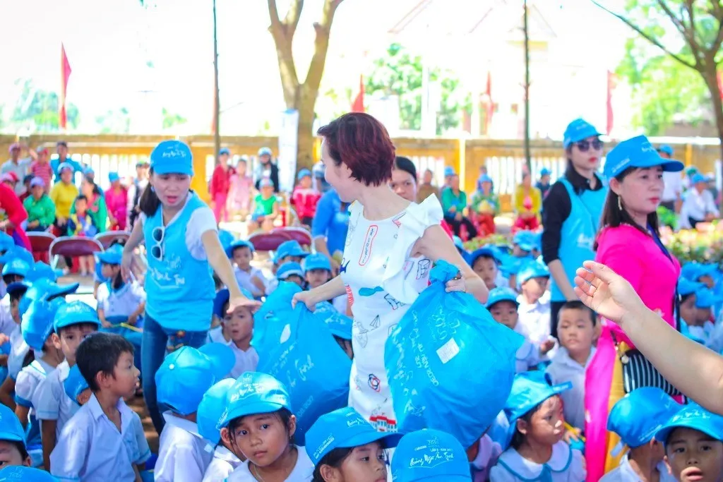 CLB Doanh nhân Hai Mươi Ba Mươi trao tặng 2 thư viện đạt chuẩn quốc gia tại Quảng Ngãi - Ảnh 4. CLB Doanh nhân Hai Mươi Ba Mươi trao tặng 2 thư viện đạt chuẩn quốc gia tại Quảng Ngãi - Ảnh 4.