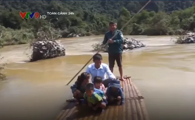 Thanh Hóa: Hiểm nguy rình rập khi học sinh đi bè qua sông - Ảnh 1.