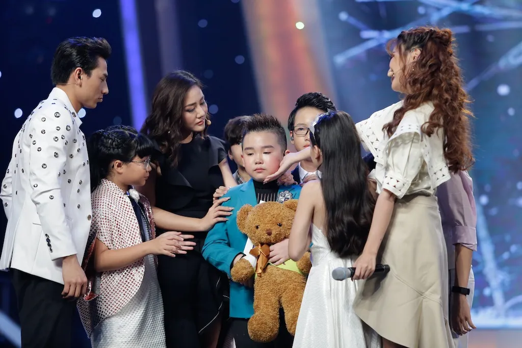 Vietnam Idol Kids: Hát nhạc Phan Mạnh Quỳnh, hoàng tử Bolero làm xiêu lòng  Isaac - Ảnh 10.