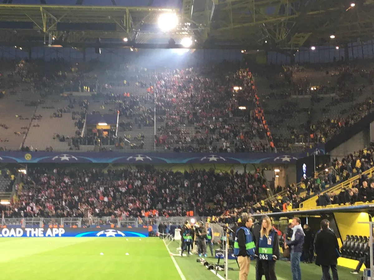 Nổ lớn gần xe bus của Dortmund: Hoãn trận Dortmund – Monaco, 1 cầu thủ bị thương - Ảnh 3. Nổ lớn gần xe bus của Dortmund: Hoãn trận Dortmund – Monaco, 1 cầu thủ bị thương - Ảnh 3.
