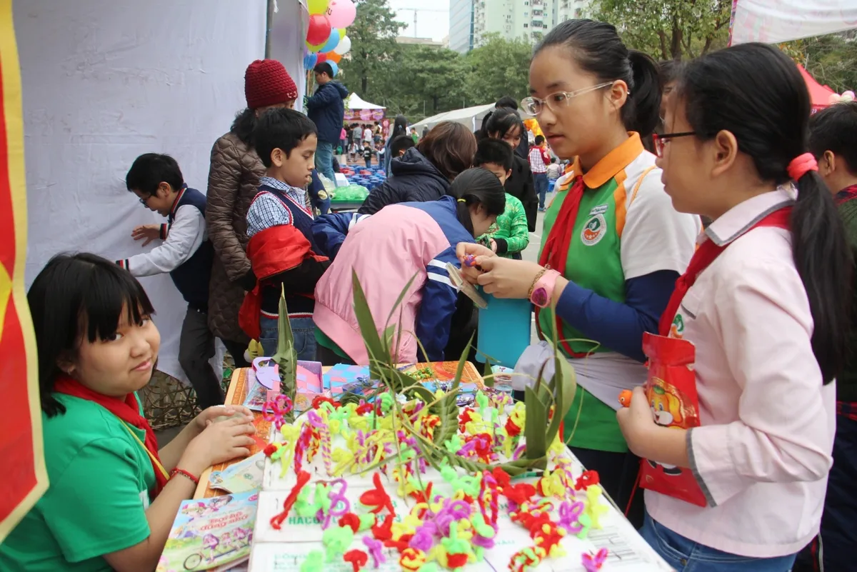 Tưng bừng Hội chợ Xuân Đinh Dậu 2017 của thầy và trò trường Ngôi Sao Hà Nội - Ảnh 1.