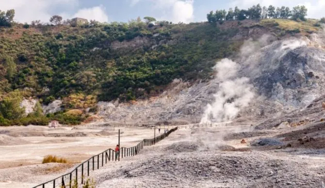 Siêu núi lửa Campi Flegrei ở Italy sắp phun trào - Ảnh 1.