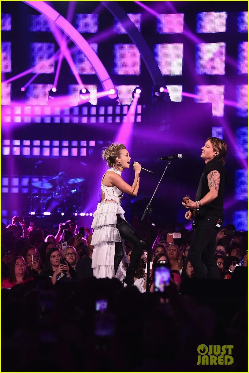 Keith Urban thắng lớn tại CMT Music Awards 2017 - Ảnh 4.
