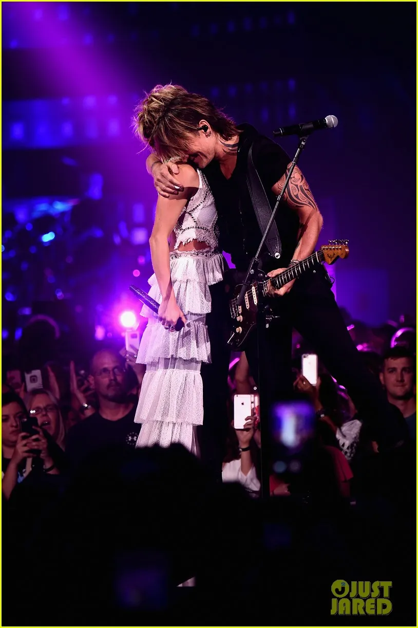 Keith Urban thắng lớn tại CMT Music Awards 2017 - Ảnh 6.