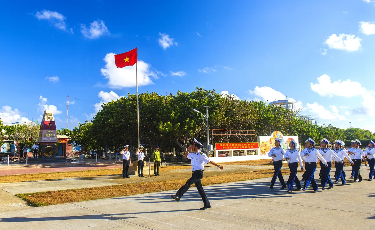 Trang nghiêm Lễ chào cờ trên đảo Trường Sa Lớn - Ảnh 7.