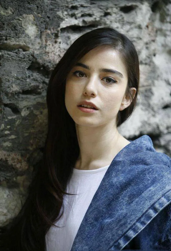 Nhan sắc đầy m&ecirc; hoặc của nữ diễn vi&ecirc;n ch&iacute;nh phim M&ugrave;a anh đ&agrave;o - Ảnh 1.