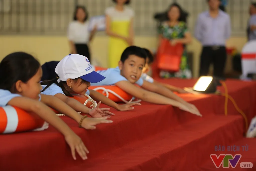 Các bé hào hứng tập bơi cùng nghệ sĩ Xuân Bắc - Ảnh 11.