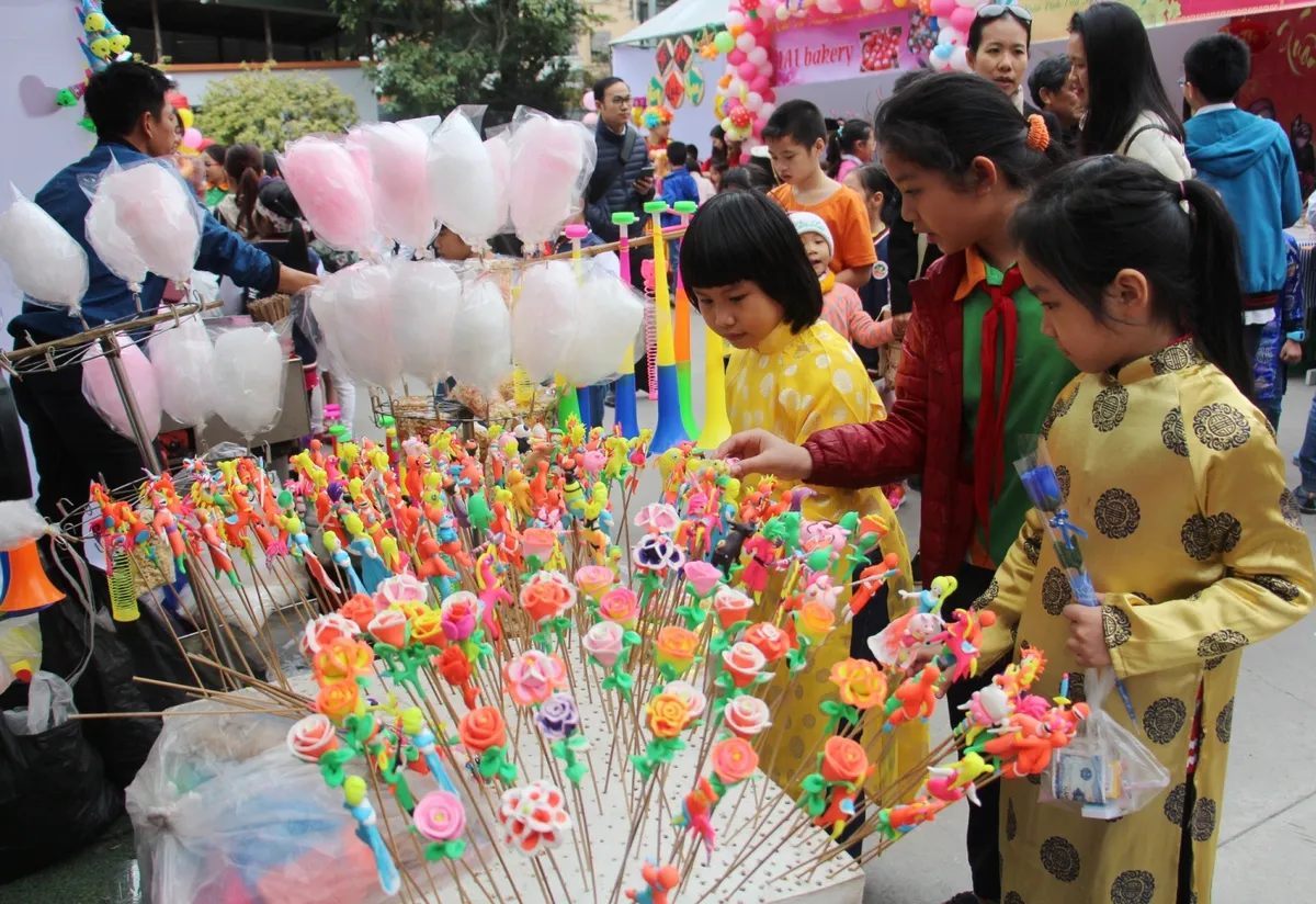 Tưng bừng Hội chợ Xuân Đinh Dậu 2017 của thầy và trò trường Ngôi Sao Hà Nội - Ảnh 10.