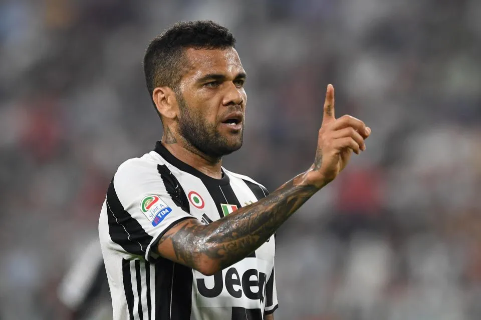 Daniel Alves sẽ quyết định tương lai của mình trong hôm nay