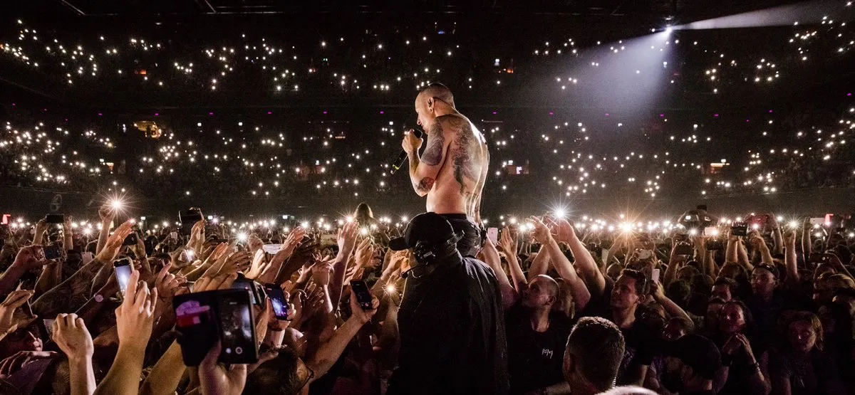 Chester treo cổ tự vẫn, tour diễn của Linkin Park sẽ bị đình lại? - Ảnh 1.