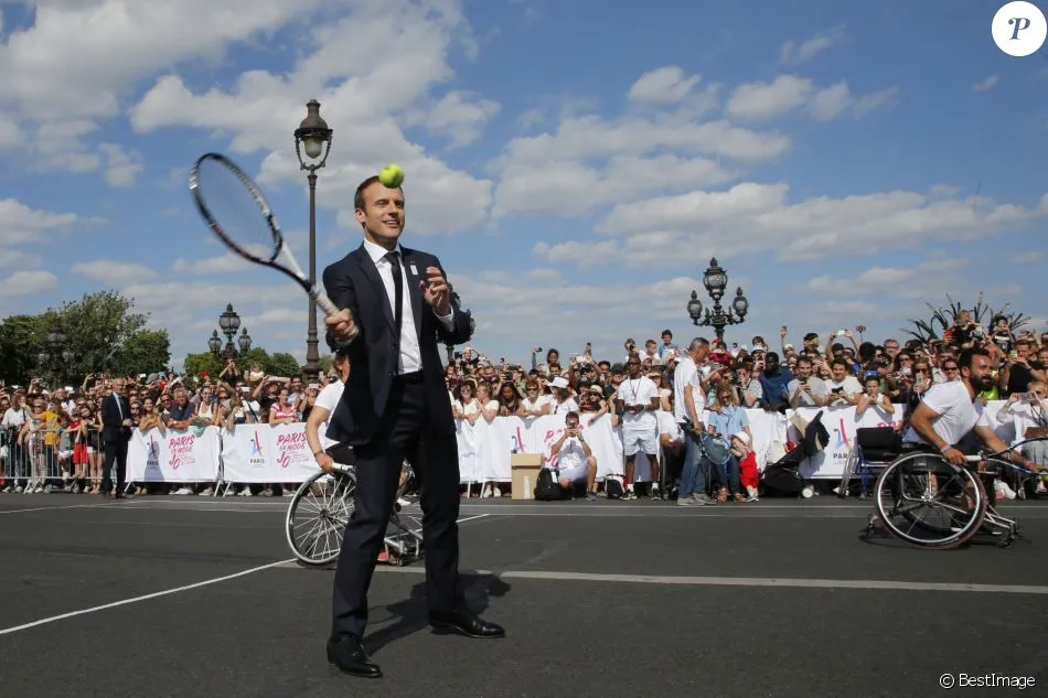Tổng thống Pháp Emmanuel Macron chơi quần vợt, vận động đăng cai Olympic 2024 - Ảnh 2. Tổng thống Pháp Emmanuel Macron chơi quần vợt, vận động đăng cai Olympic 2024 - Ảnh 2.