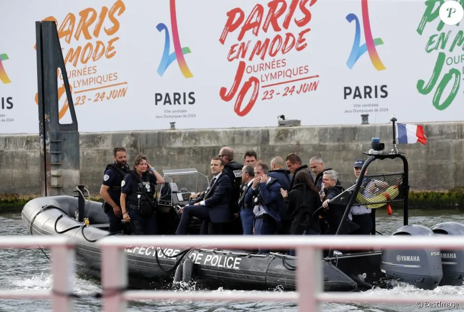 Tổng thống Pháp Emmanuel Macron chơi quần vợt, vận động đăng cai Olympic 2024 - Ảnh 3. Tổng thống Pháp Emmanuel Macron chơi quần vợt, vận động đăng cai Olympic 2024 - Ảnh 3.