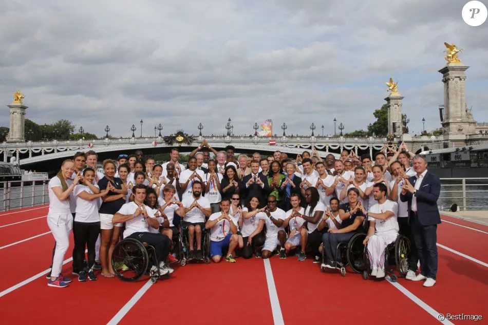 Tổng thống Pháp Emmanuel Macron chơi quần vợt, vận động đăng cai Olympic 2024 - Ảnh 1. Tổng thống Pháp Emmanuel Macron chơi quần vợt, vận động đăng cai Olympic 2024 - Ảnh 1.